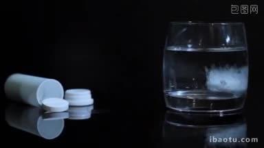 男人的手把一片阿司匹林扔进一杯水里，视频拍到了滑梯